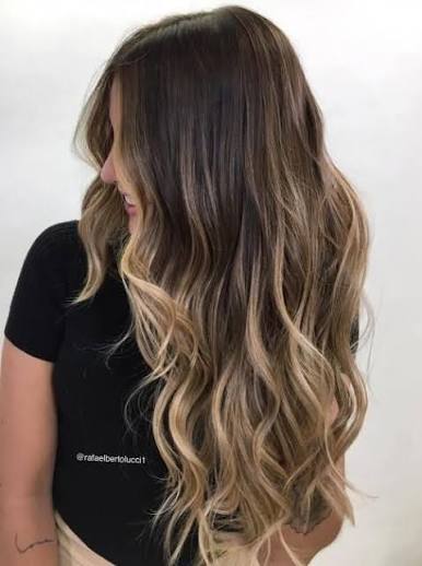 Cabello con mechas balayage en tonos miel