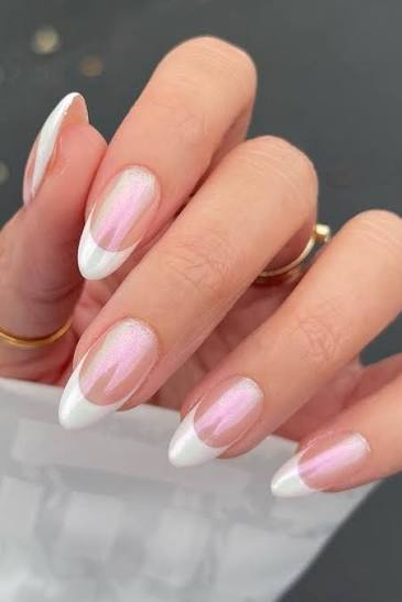 Manicure francesa con acabado nacarado en piel clara